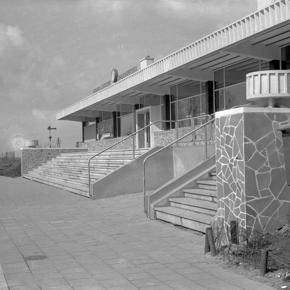 Het station van Hardinxveld-Giessendam op een oude foto: vergelijk de rijscholen in Hardinxveld-Giessendam
