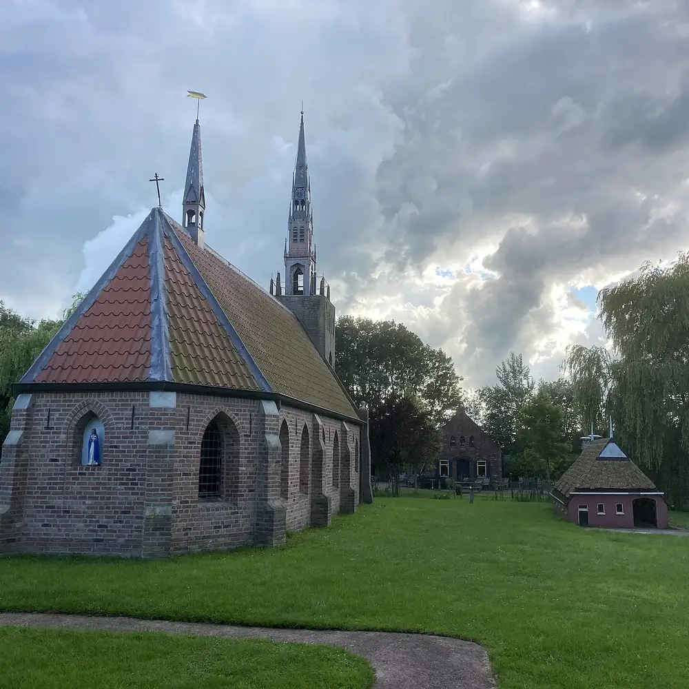 Een kerk aan het Starkenborghkanaal bij Harkema, waar je de rijscholen in Harkema kunt vergelijken