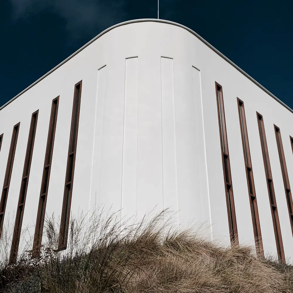 Een modern wit gebouw in Heerhugowaard: alle rijscholen in Heerhugowaard op een rij