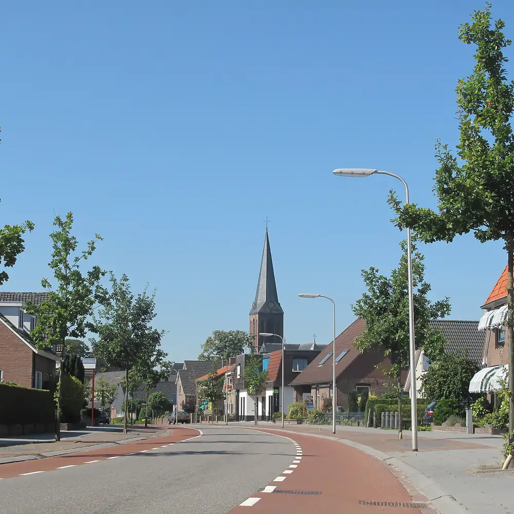 Een straat met de kerk in Heeten: vergelijk de rijscholen in Heeten