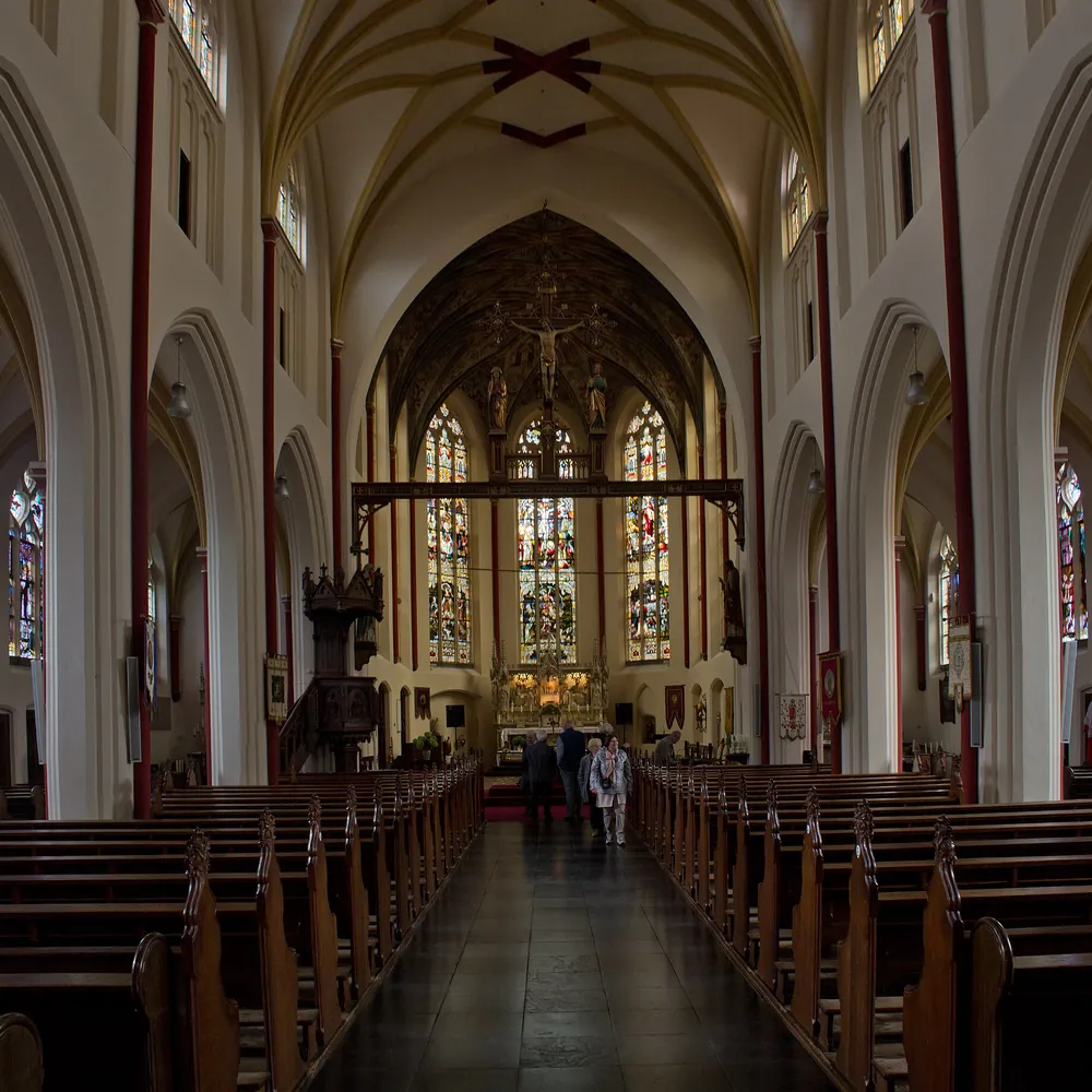 Het interieur van de Sint-Sebastiaankerk in Herpen: alle rijscholen in Herpen op een rij