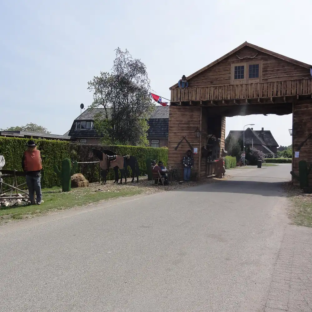 Een poort aan de weg in Herveld, waar je de rijscholen in Herveld kunt vergelijken