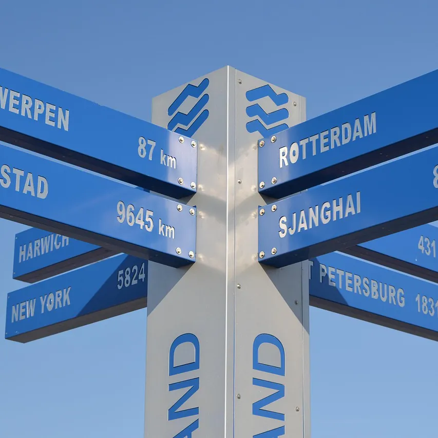 Een wegwijzer in Hoek van Holland, waar je de rijscholen in Hoek van Holland kunt vergelijken
