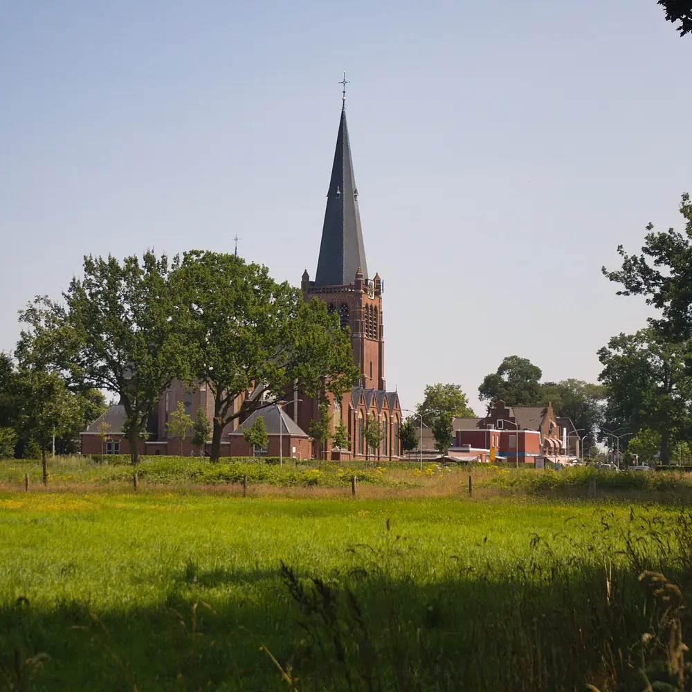 De Onze-Lieve-Vrouw-Hemelvaartkerk in Hoogerheide, waar je de rijscholen in Hoogerheide kunt vergelijken