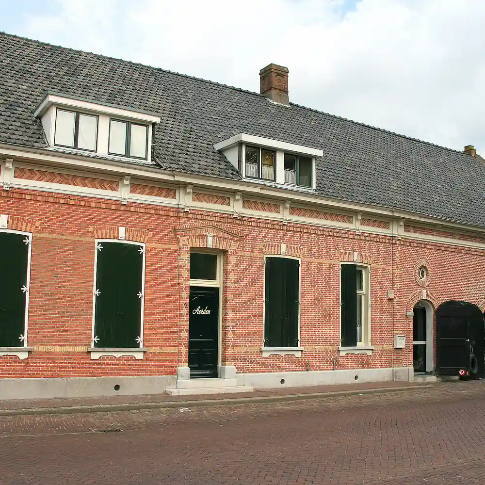 Een historisch pand aan de Dorpsstraat in Huijbergen: vergelijk de rijscholen in Huijbergen