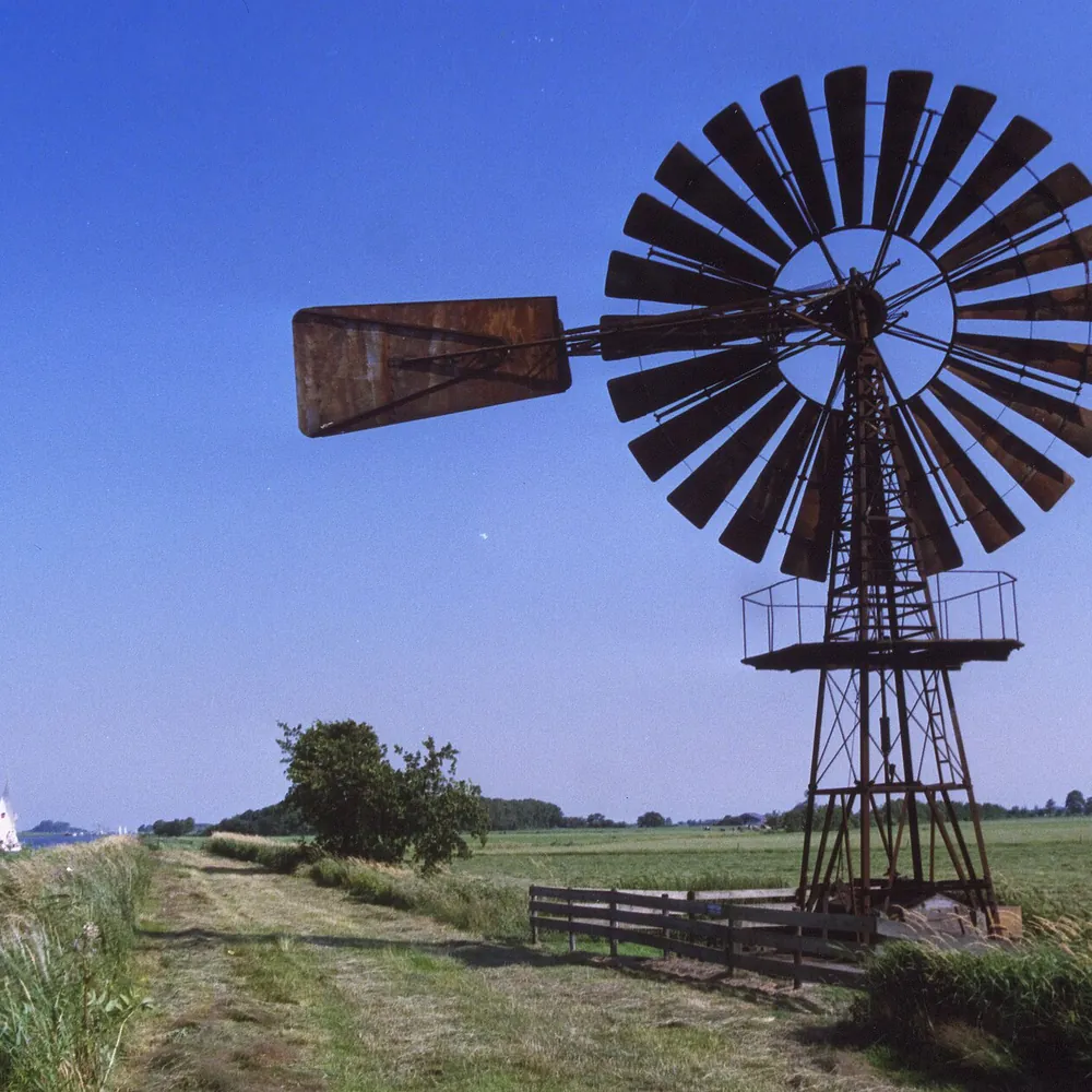 Een Amerikaanse windmotor bij Idskenhuizen: vergelijk de rijscholen in Idskenhuizen