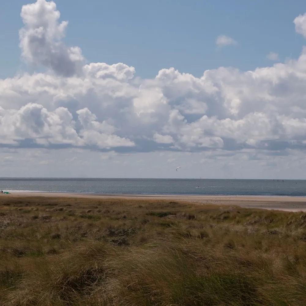 Het strand en de duinen van IJmuiden: vergelijk de rijscholen in IJmuiden