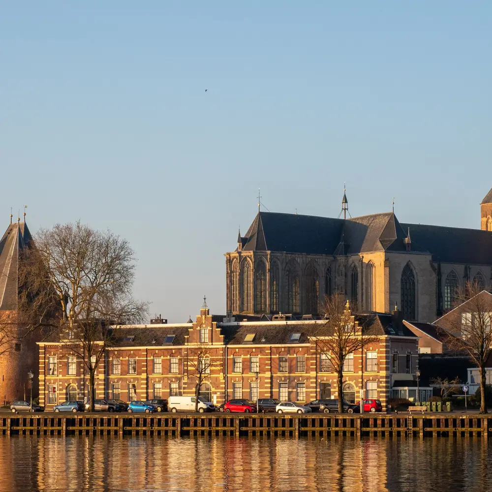 Het stadsgezicht van Kampen met kerk en stadspoort, waar je de rijscholen in Kampen kunt vergelijken