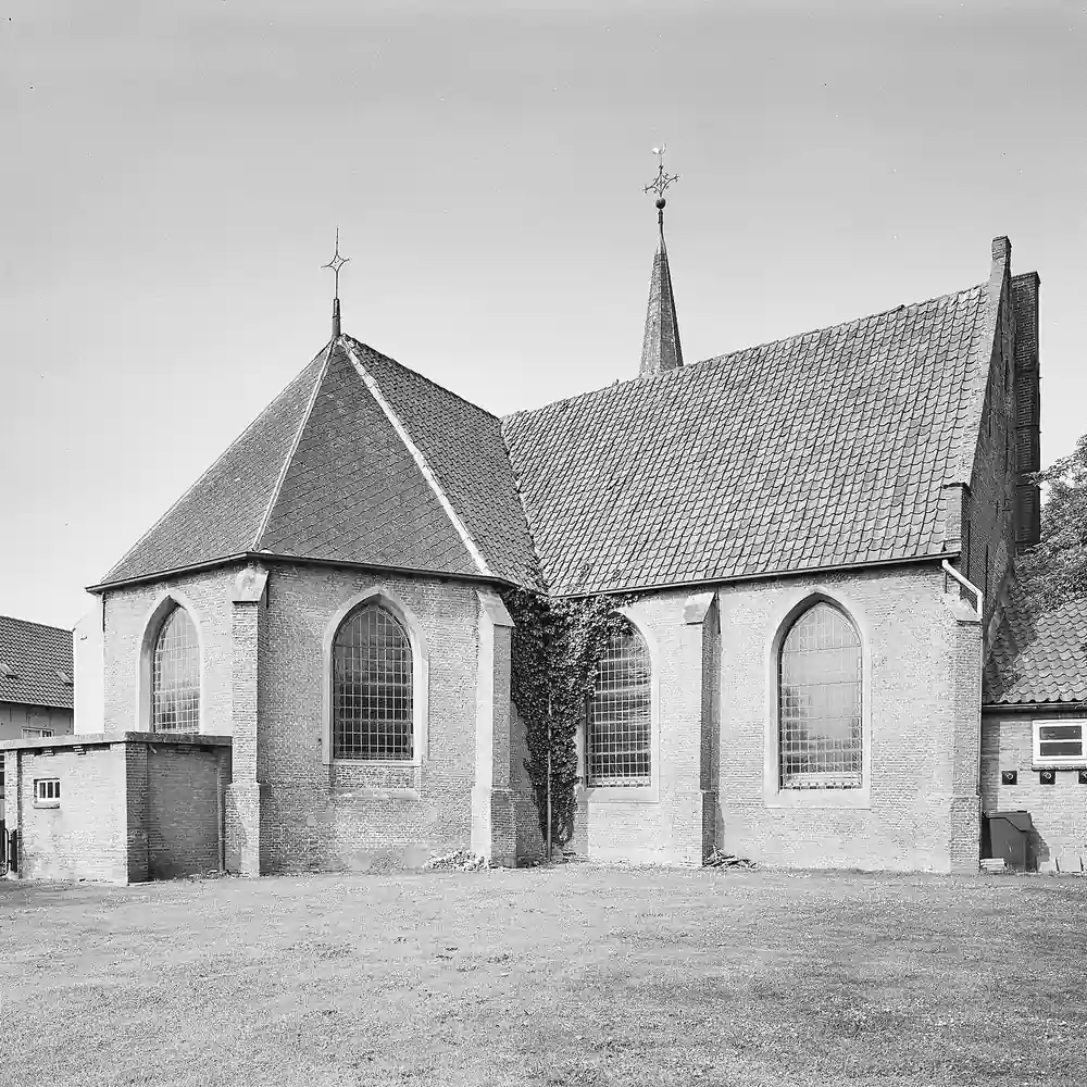 De kerk van Klaaswaal op een oude foto: vergelijk de rijscholen in Klaaswaal