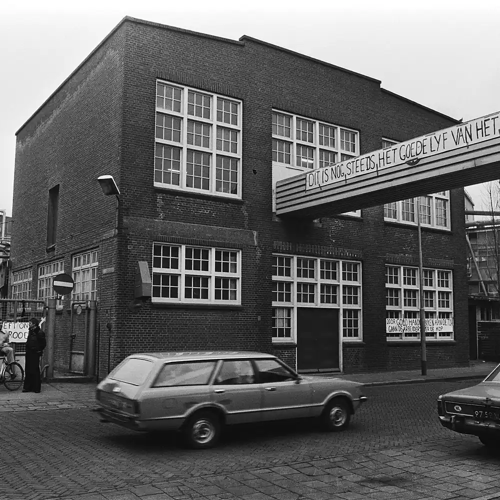 Een fabriek in Koog aan de Zaan op een oude foto: vergelijk de rijscholen in Koog aan de Zaan