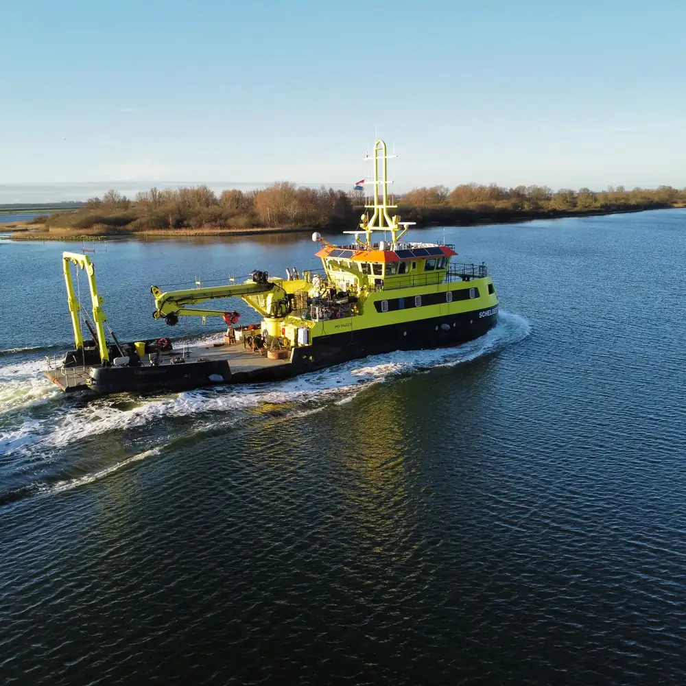 Een schip op het water bij Kortgene: vergelijk de rijscholen in Kortgene
