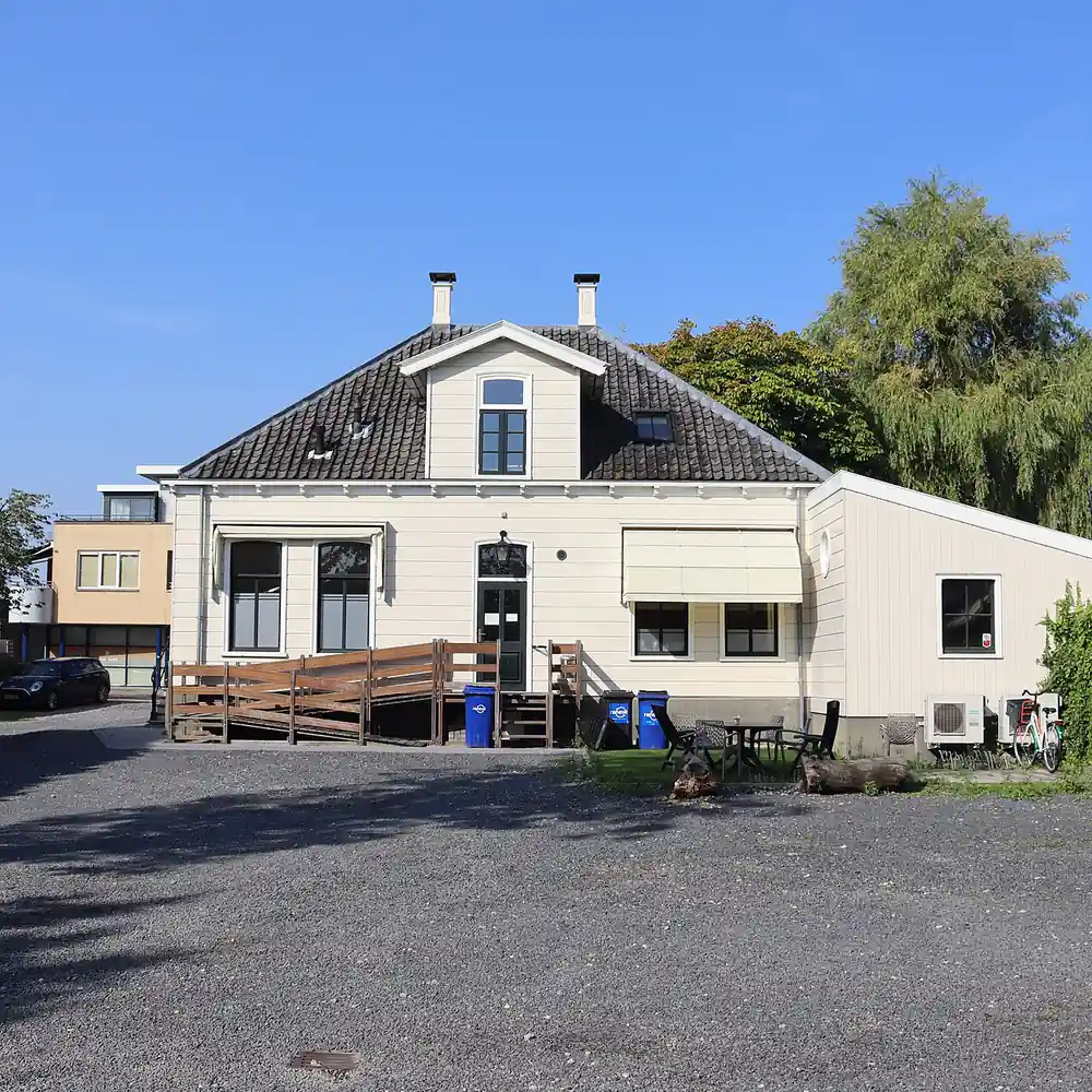 Een huis aan de Dorpsstraat in Landsmeer: vergelijk de rijscholen in Landsmeer