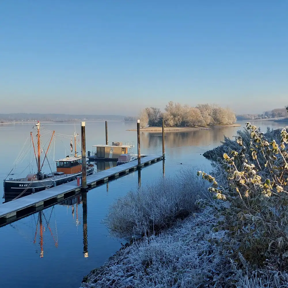 De jachthaven van Lathum in de winter, waar je de rijscholen in Lathum kunt vergelijken