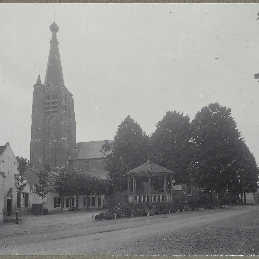 Het dorpsgezicht met de kerk in Leende, waar je de rijscholen in Leende kunt vergelijken