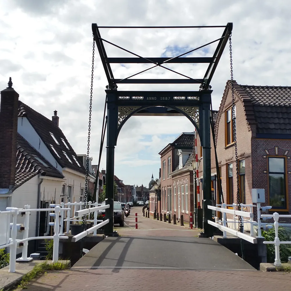 De Doesbrug aan de Hoofdstraat in Leiderdorp, waar je de rijscholen in Leiderdorp kunt vergelijken