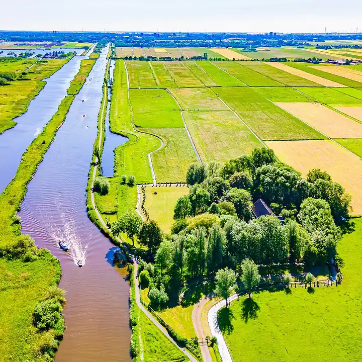 Het polderlandschap bij Maasland van bovenaf: alle rijscholen in Maasland op een rij