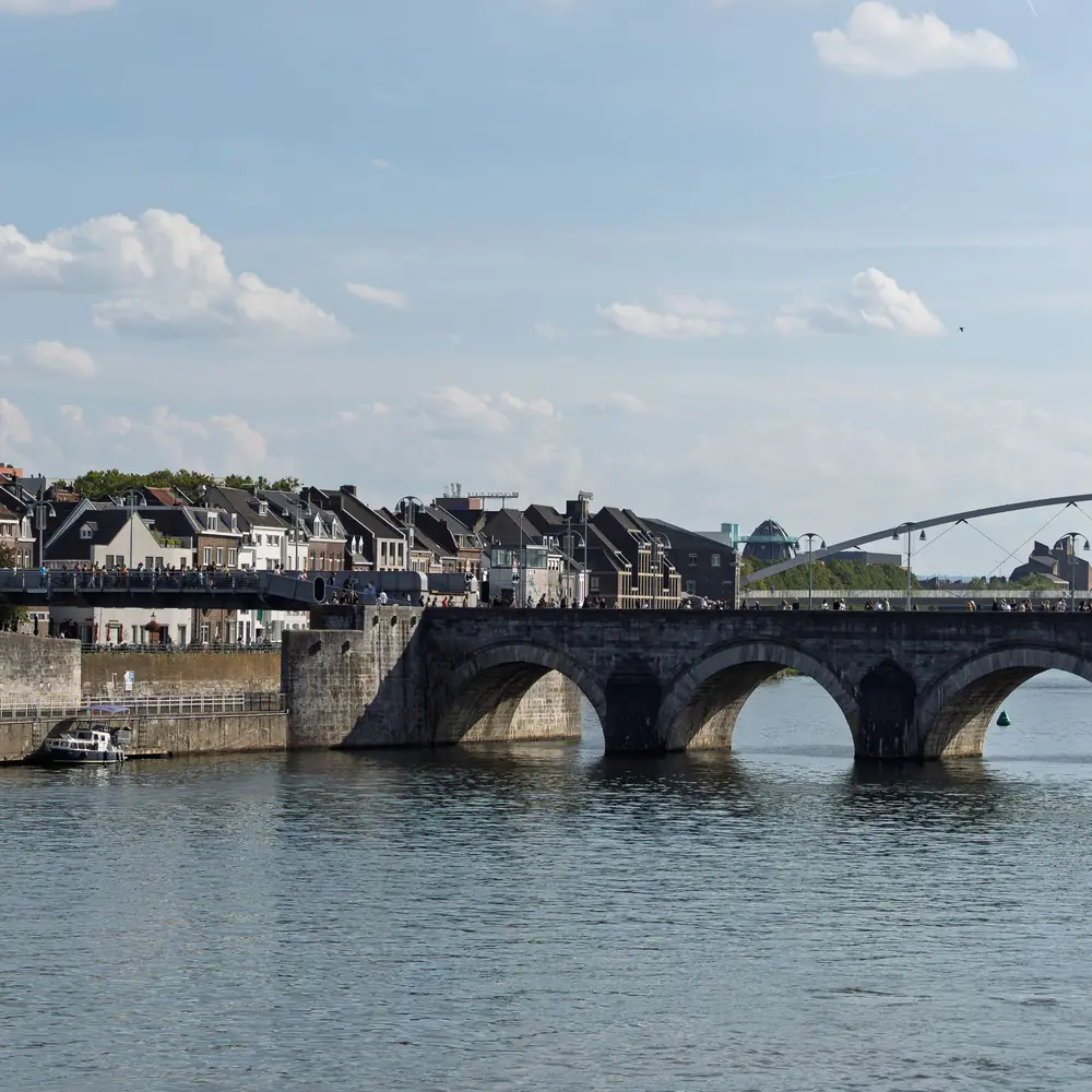 De Sint-Servaasbrug over de Maas in Maastricht: rijscholen in Maastricht vergelijken