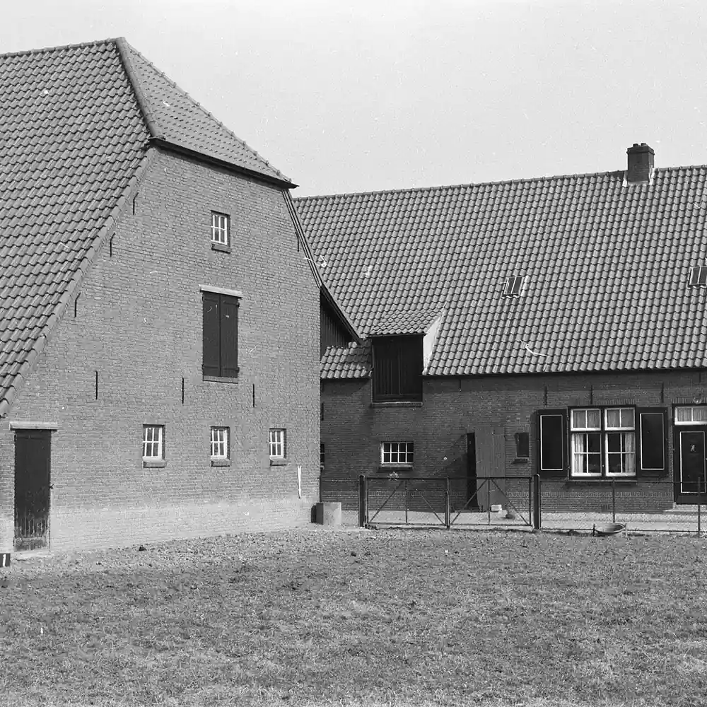 Een boerderij in Maurik op een oude foto: rijscholen in Maurik vergelijken
