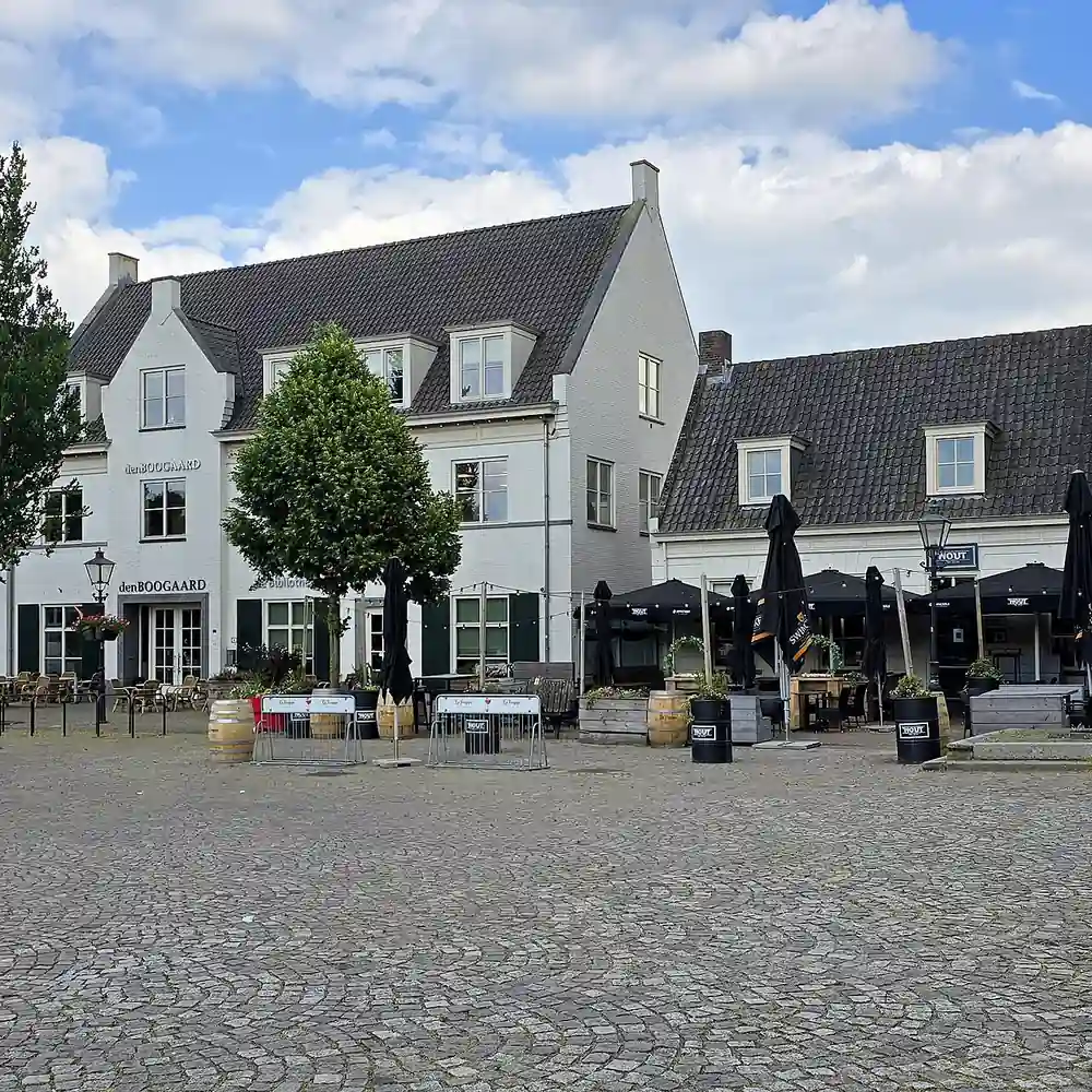 Het Sint-Jansplein in Moergestel: rijscholen in Moergestel vergelijken