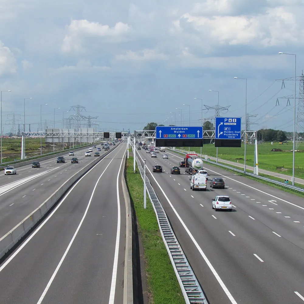 De A1 bij Muiderberg, waar je de rijscholen in Muiderberg kunt vergelijken