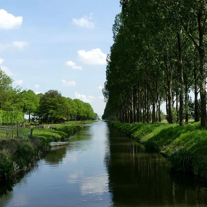 Het kanaal bij Nederweert: vergelijk de rijscholen in Nederweert
