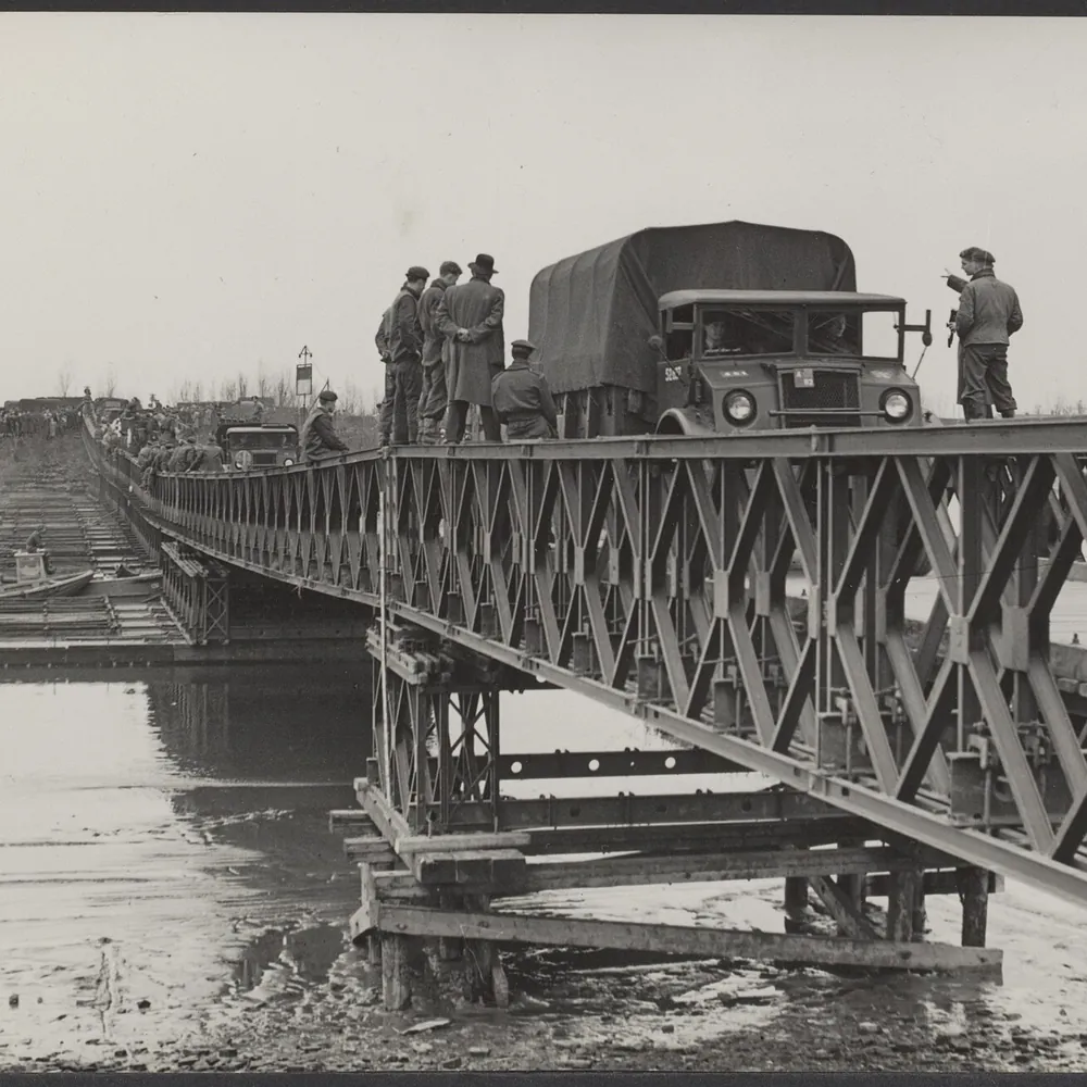Een brug bij Nieuwerkerk aan den IJssel op een oude foto: vergelijk de rijscholen in Nieuwerkerk Ad IJssel