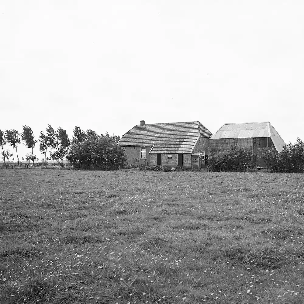Een boerderij in Nieuwleusen op een oude foto, waar je de rijscholen in Nieuwleusen kunt vergelijken