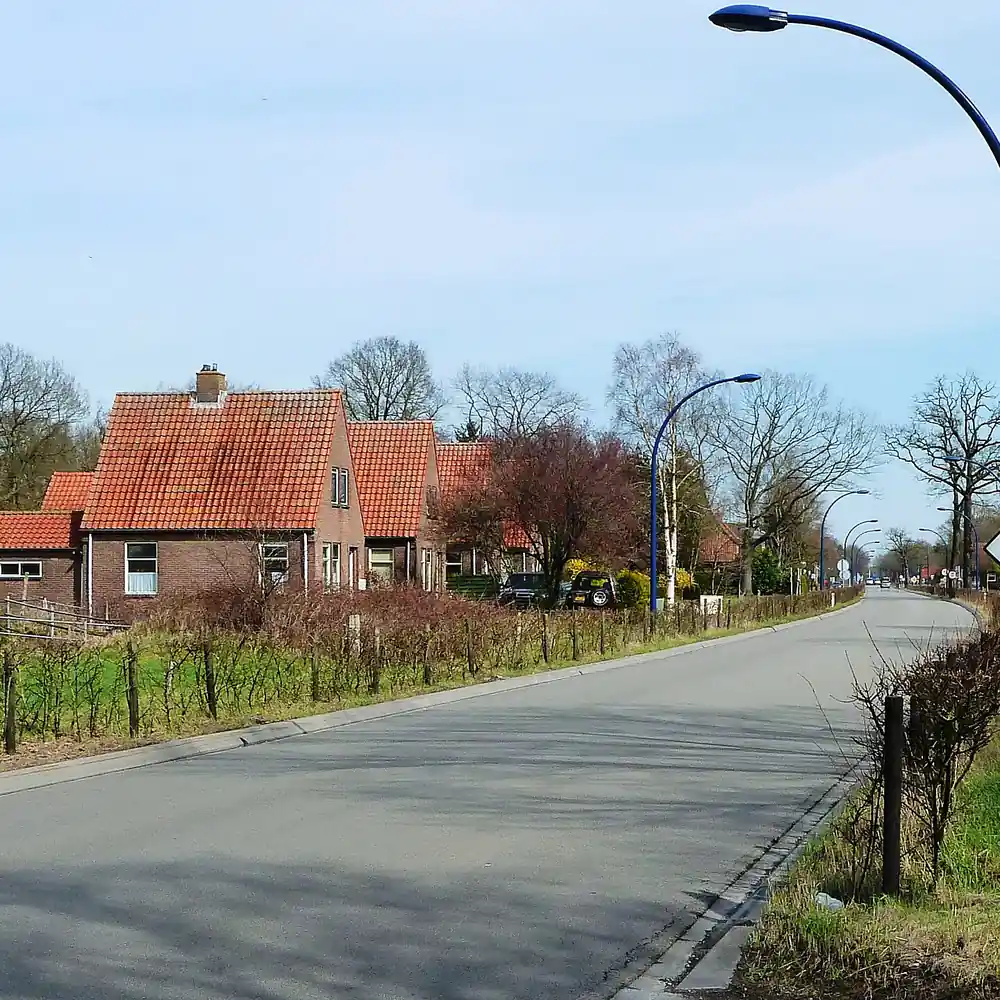 Huizen langs de weg in Nijeberkoop: vergelijk de rijscholen in Nijeberkoop
