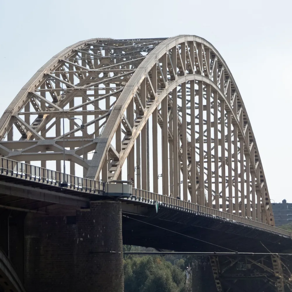 De Waalbrug bij Nijmegen, waar je de rijscholen in Nijmegen kunt vergelijken