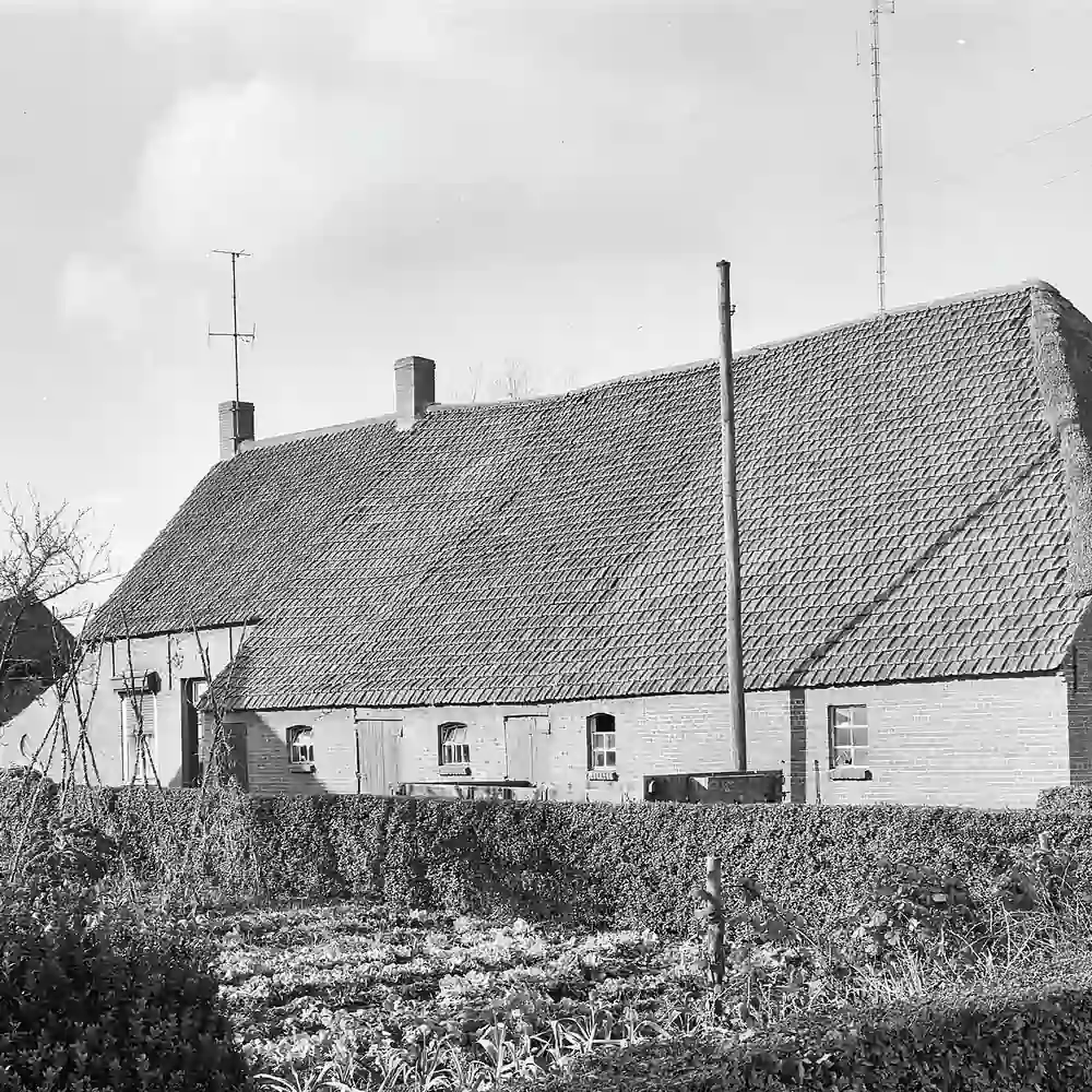 Een boerderij in Nispen op een oude foto, waar je de rijscholen in Nispen kunt vergelijken