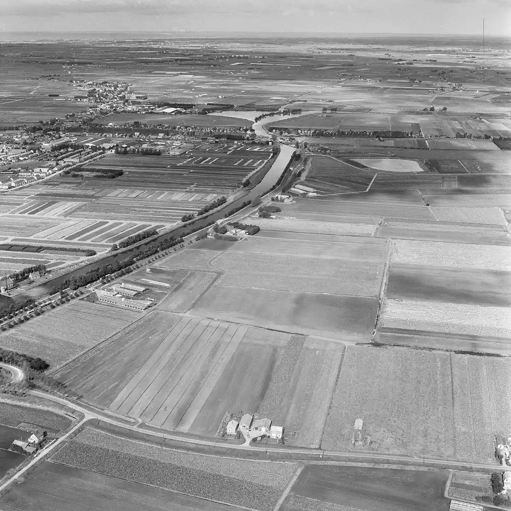Luchtfoto van de polders bij Noord-Scharwoude: alle rijscholen in Noord-Scharwoude op een rij