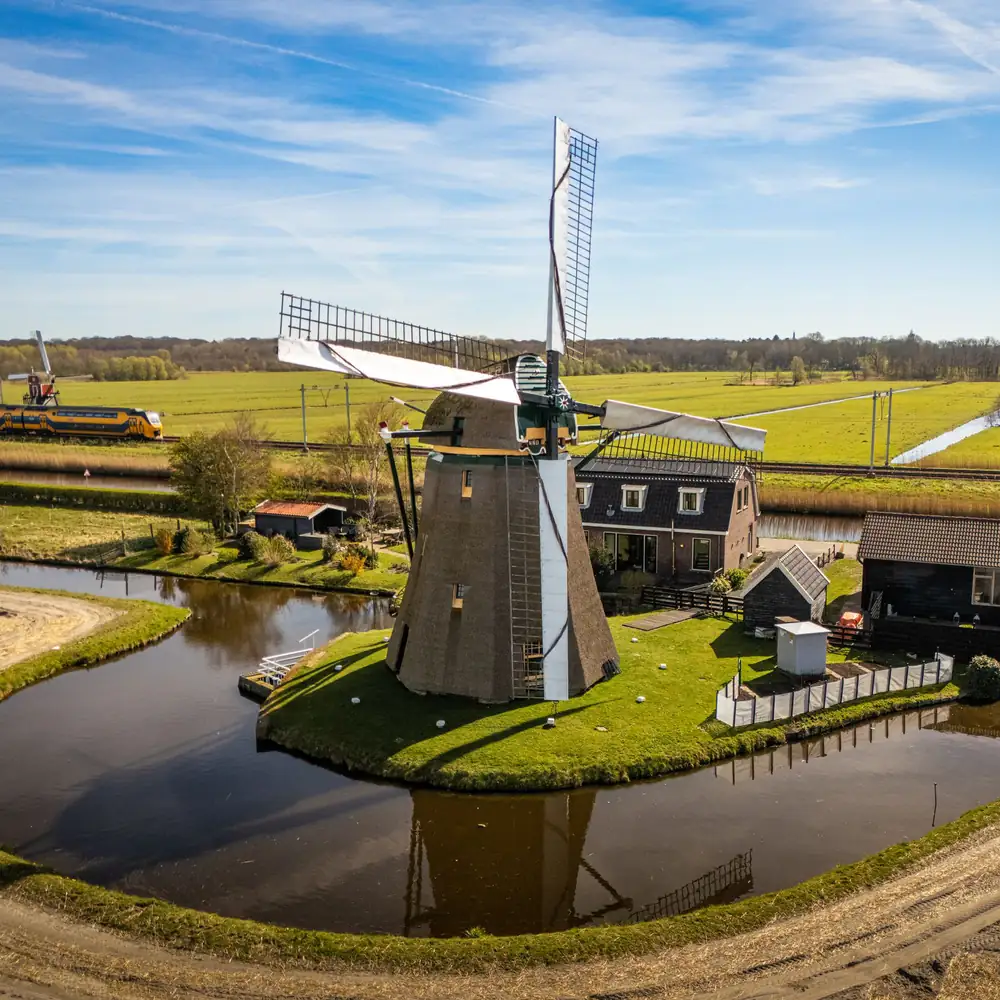 Een molen aan het water bij Noordwijkerhout: vergelijk de rijscholen in Noordwijkerhout