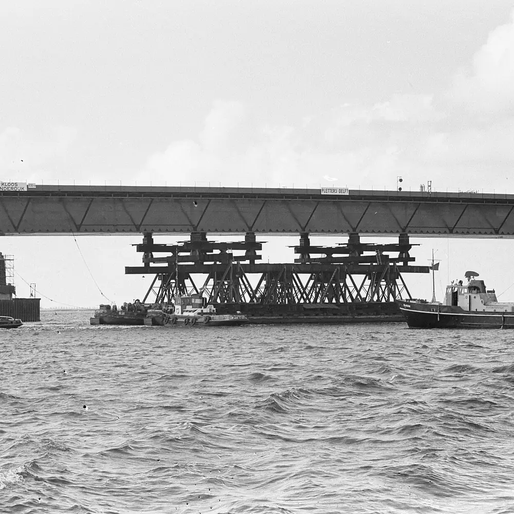 De bouw van de Haringvlietbrug bij Numansdorp op een oude foto, waar je de rijscholen in Numansdorp kunt vergelijken