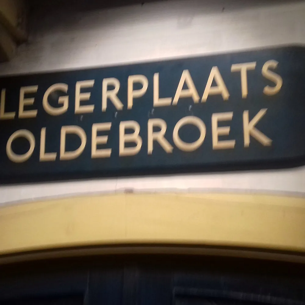 Het stationsbord van Legerplaats Oldebroek, waar je de rijscholen in Oldebroek kunt vergelijken