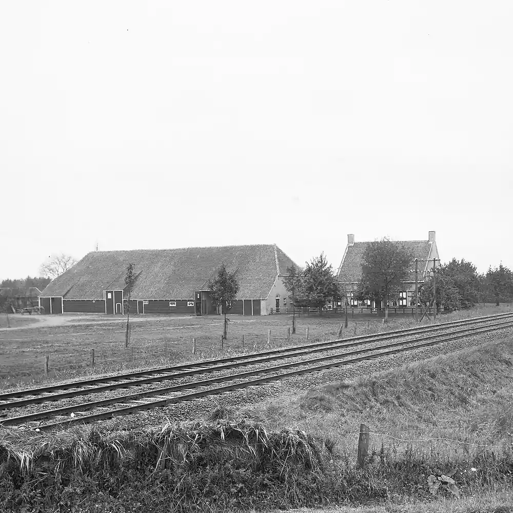 Een boerderij in Oostdijk op een oude foto, waar je de rijscholen in Oostdijk kunt vergelijken