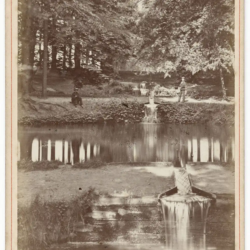 Een waterval op landgoed De Oorsprong in Oosterbeek op een oude foto: vergelijk de rijscholen in Oosterbeek