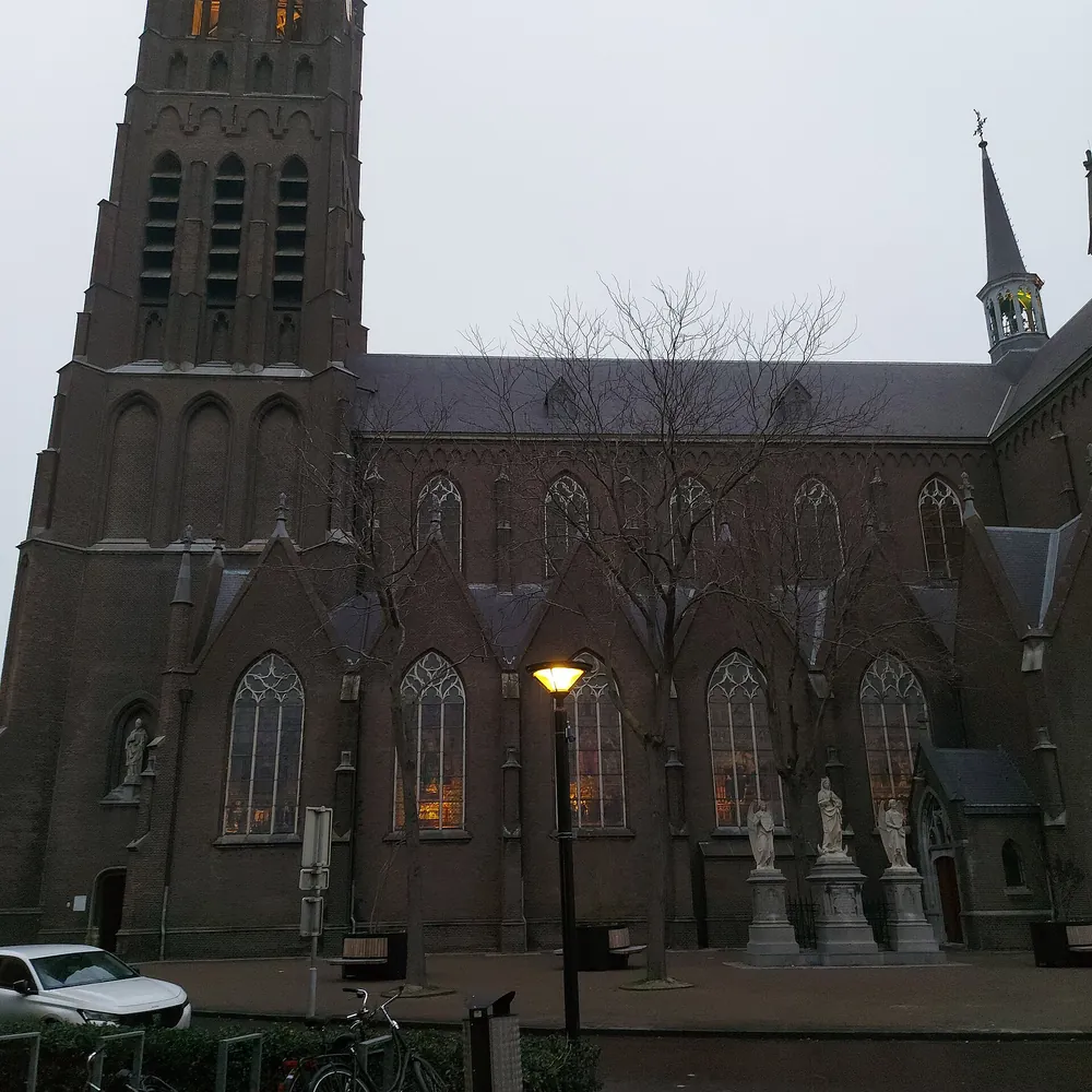 Een kerk in het centrum van Oss: vergelijk de rijscholen in Oss