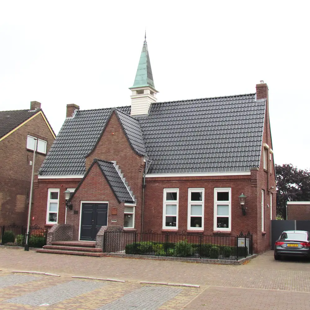 Het voormalige gemeentehuis van Pannerden: vergelijk de rijscholen in Pannerden