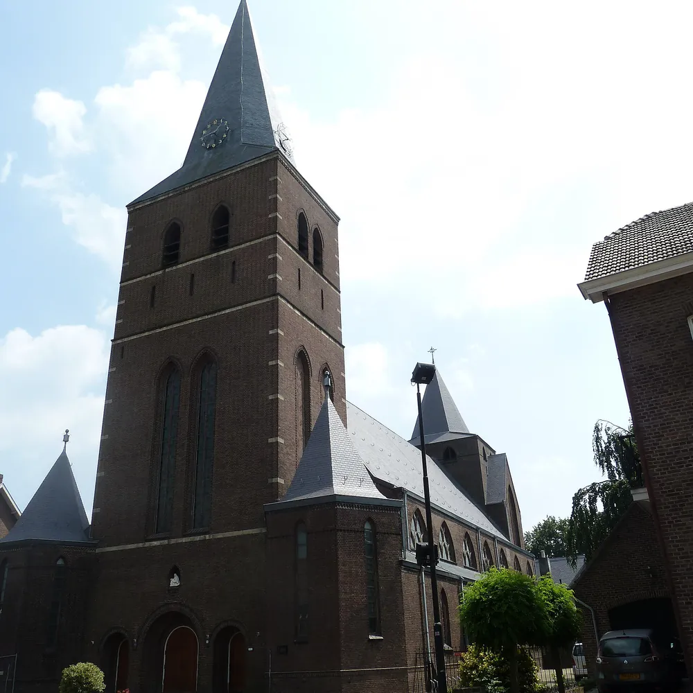 De Onze-Lieve-Vrouwekerk in Panningen, waar je de rijscholen in Panningen kunt vergelijken