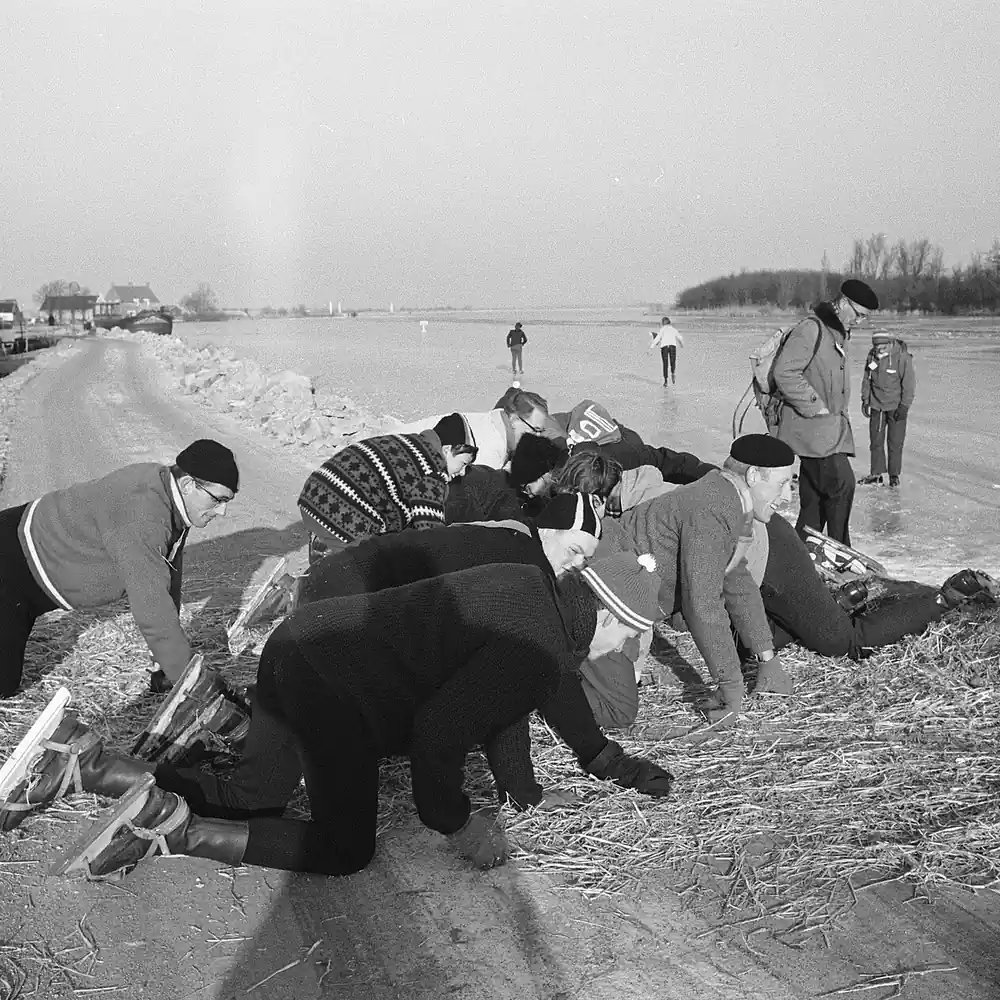 Een schaatstocht bij Roelofarendsveen op een oude foto: alle rijscholen in Roelofarendsveen op een rij