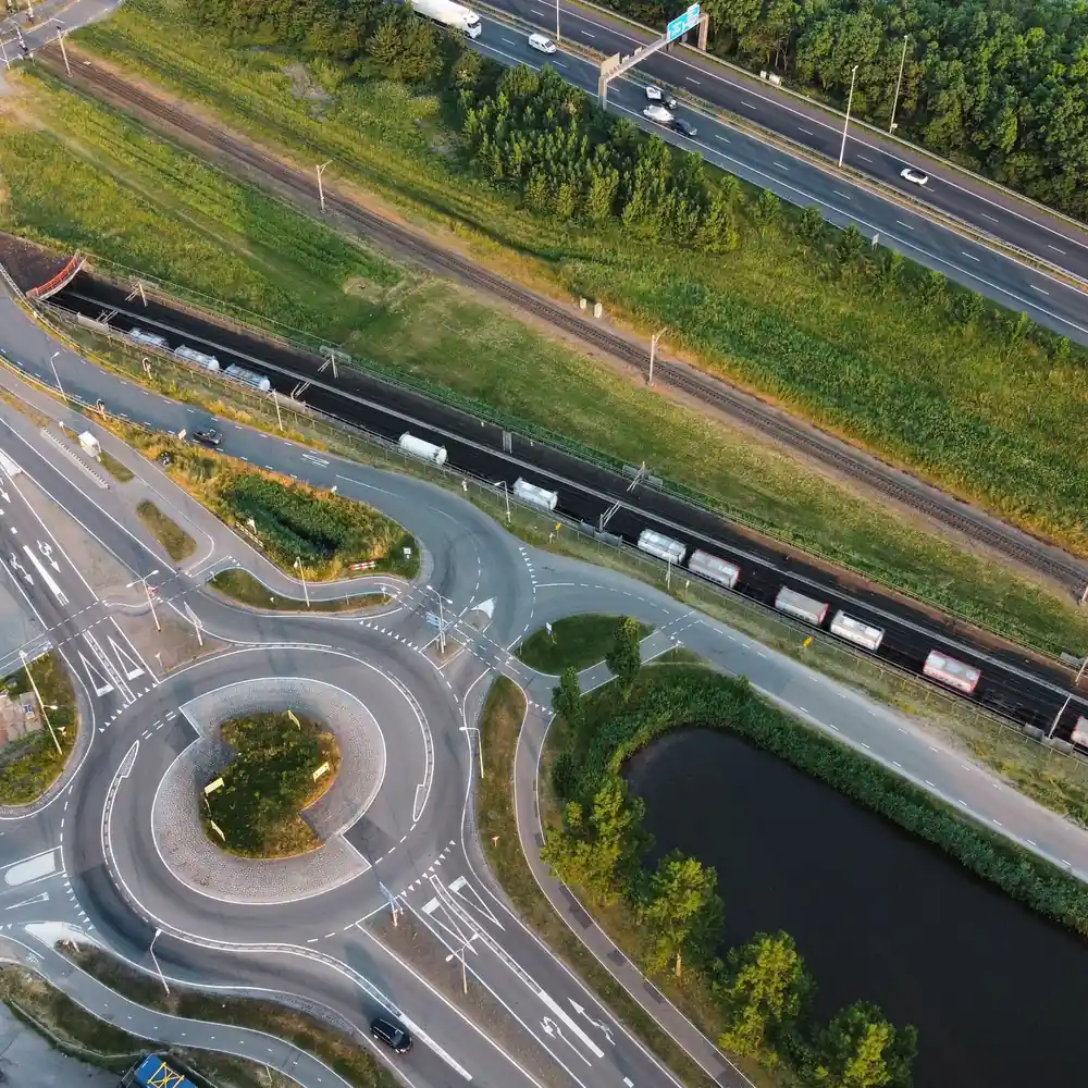 Een verkeersplein bij Schelluinen van bovenaf: alle rijscholen in Schelluinen op een rij