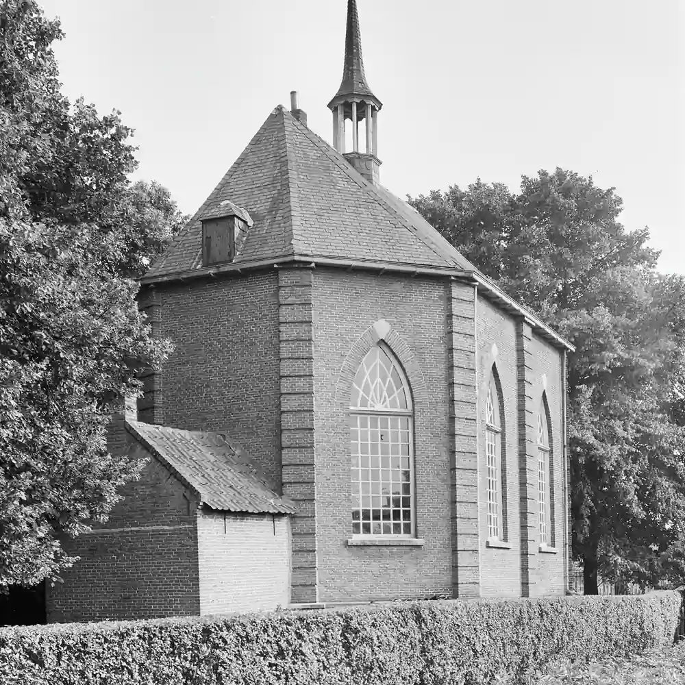 Een kerkje aan de Hoofdstraat in Schijndel: rijscholen in Schijndel vergelijken