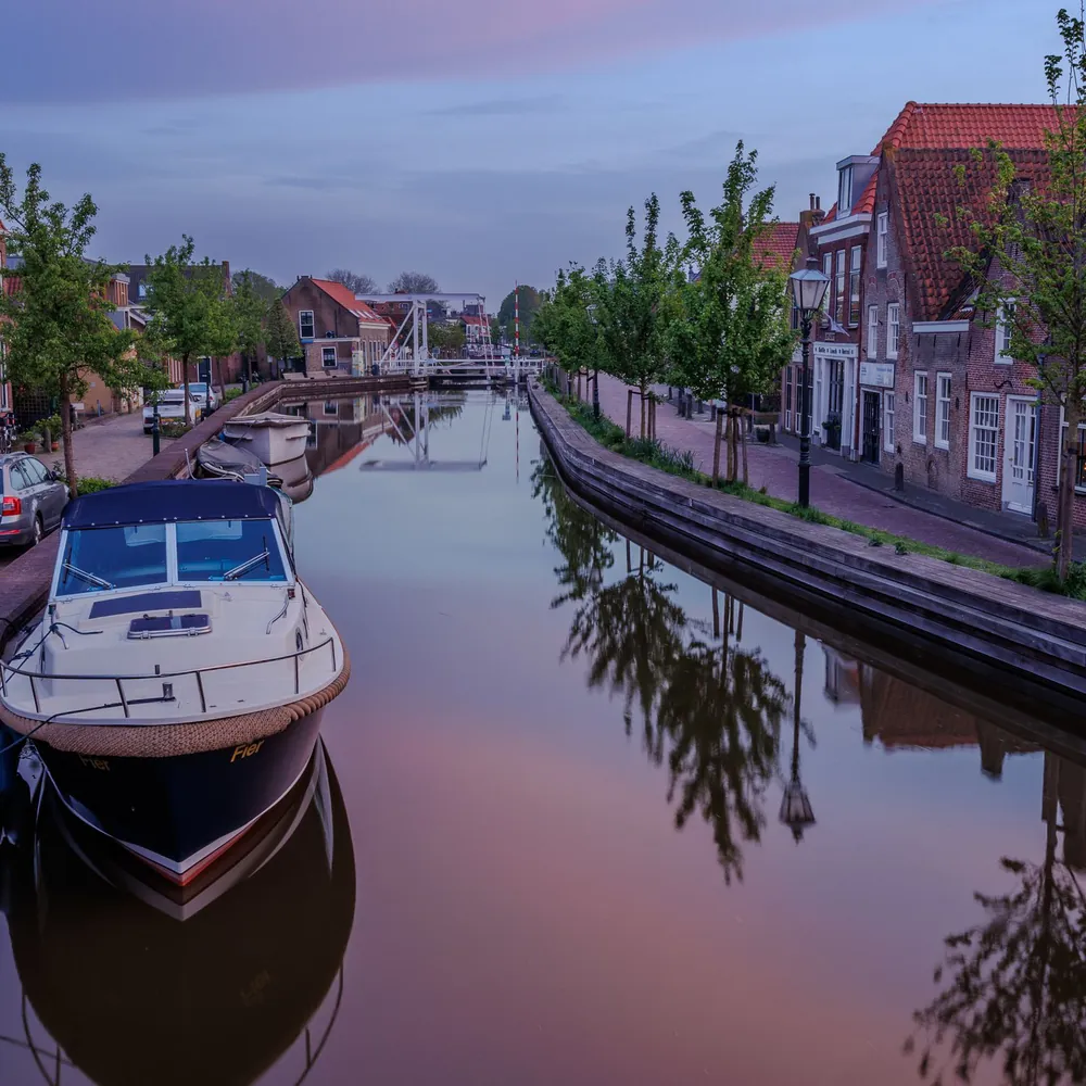 Een gracht met bootjes in Schipluiden: alle rijscholen in Schipluiden op een rij