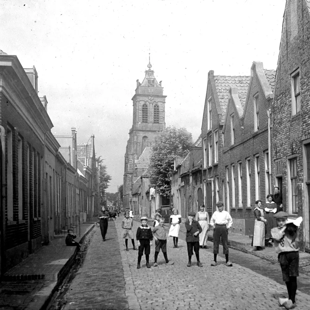 De Oude Koestraat in Schoonhoven op een oude foto: vergelijk de rijscholen in Schoonhoven