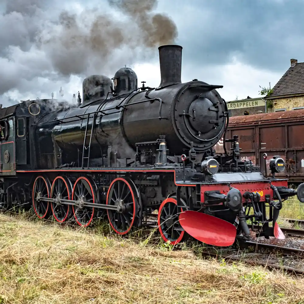 Een stoomlocomotief bij het station van Simpelveld: alle rijscholen in Simpelveld op een rij