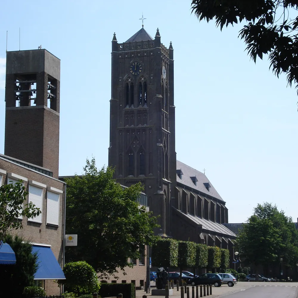 Het gemeentehuis en de kerk van Sint Hubert, waar je de rijscholen in Sint Hubert kunt vergelijken