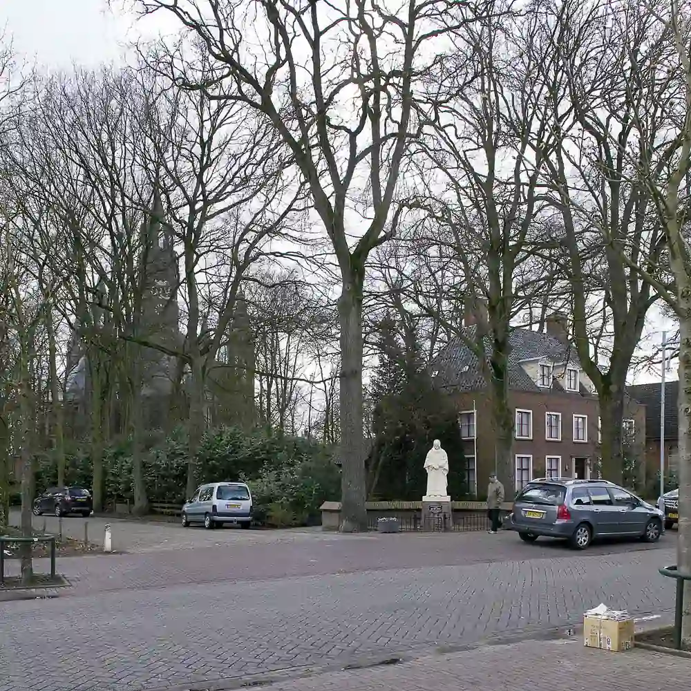 De kerk en pastorie van Sint Willebrord, waar je de rijscholen in Sint Willebrord kunt vergelijken