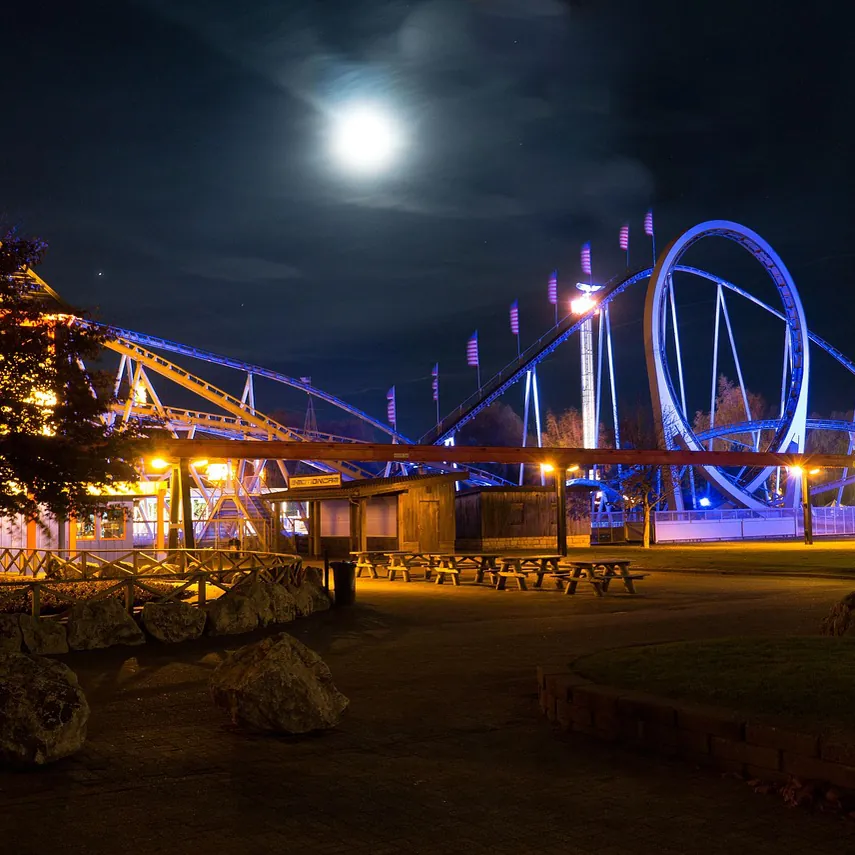 Het attractiepark in Slagharen bij avond: alle rijscholen in Slagharen op een rij