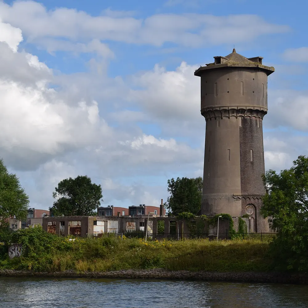 De watertoren van Sliedrecht gezien vanaf de Beneden-Merwede, waar je de rijscholen in Sliedrecht kunt vergelijken