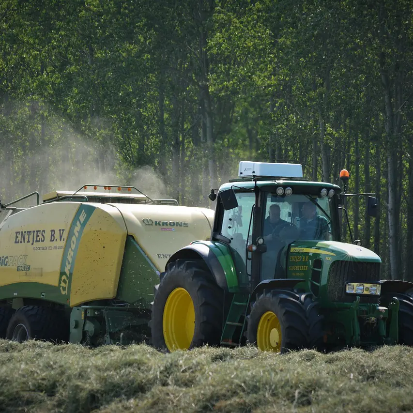 Een tractor op het land bij Slochteren, waar je de rijscholen in Slochteren kunt vergelijken